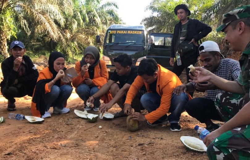 Kompak, Satgas TMMD ke-115 Kodim 0415/Jambi Makan Durian dengan Mahasiswa KKN Unja
