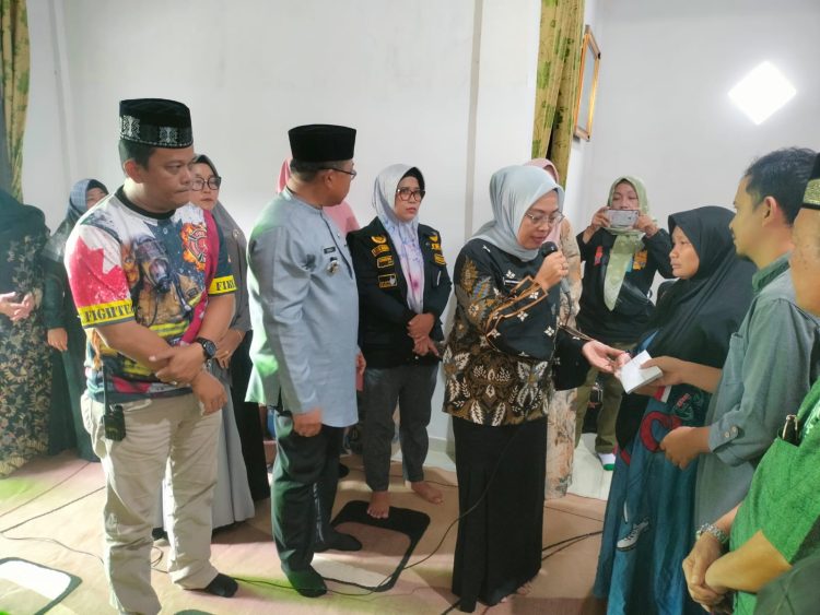 Pj Wali Kota Jambi Sri Purwaningsih Takziah Ke Rumah Warga Meninggal Tenggelam di Tahtul Yaman