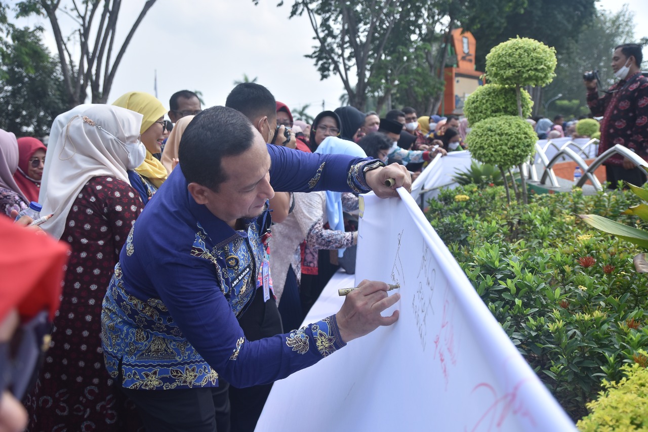 Komitmen Kenakan Batik, ASN dan Honorer di Kota Jambi Lakukan Petisi di Atas Kain Putih Sepanjang 150 Meter