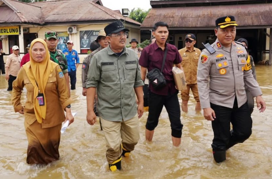 Bupati  Tanjung Jabung Barat Anwar Sadat Turun Langsung Tinjau Banjir Merlung