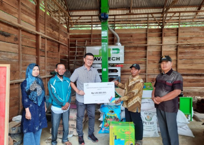 PLN UP3 Muara Bungo Salurkan TJSL Program Electrifiying Agroculture Tanaman Padi Tani di Kerinci