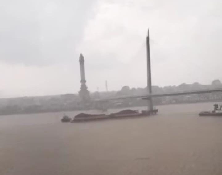 BREAKING NEWS: Tongkang Batu Bara Tabrak Tiang Fender Jembatan Gentala Arasy