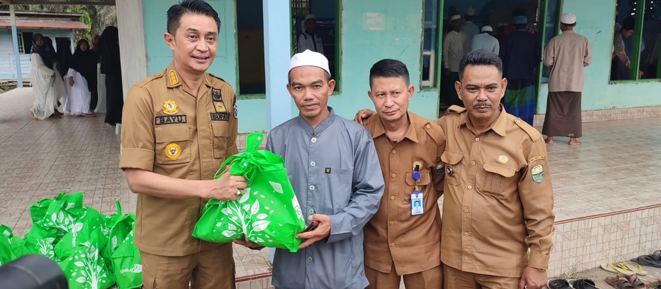 Datang ke Ponpes Al-amin Tanjung Katung, Pj Bupati Bachyuni Berikan Bantuan Sembako