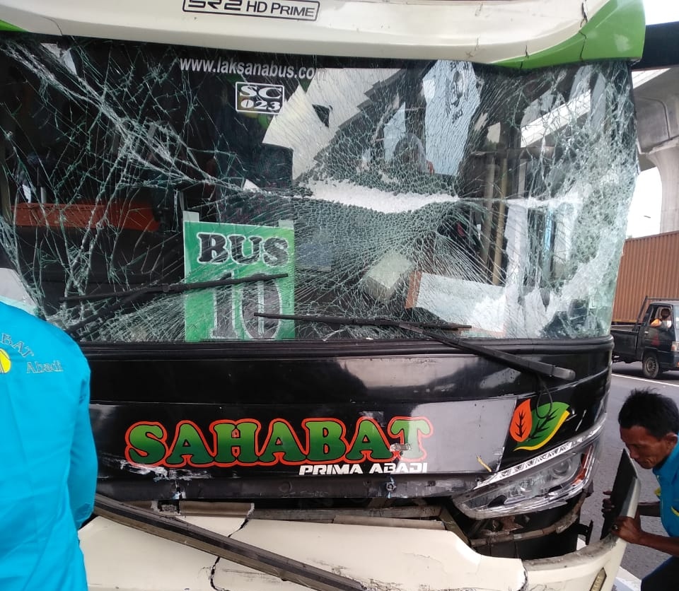 4 Mobil Rombongan Haji Kabupaten Indramayu Kecelakaan Beruntun di Tol