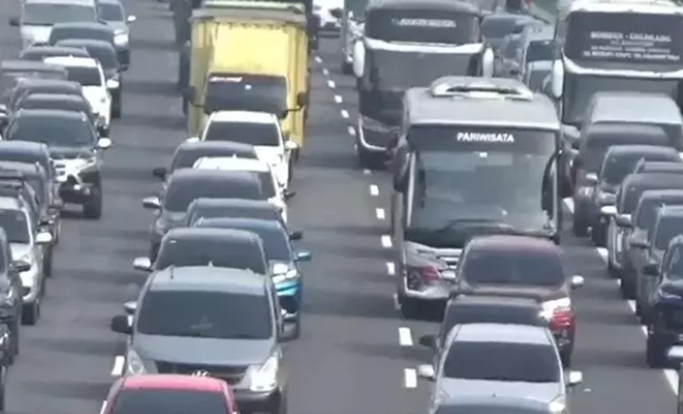 Libur Tahun Baru Islam, Jalan Tol Jakarta-Cikampek Padat hingga Puluhan Kilometer