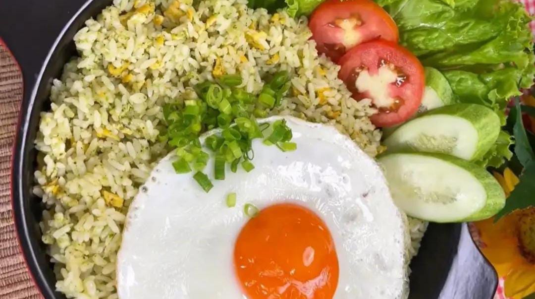 Menarik dan Unik Berwarna Hijau! Resep Nasi Goreng Daun Jeruk Super Harum