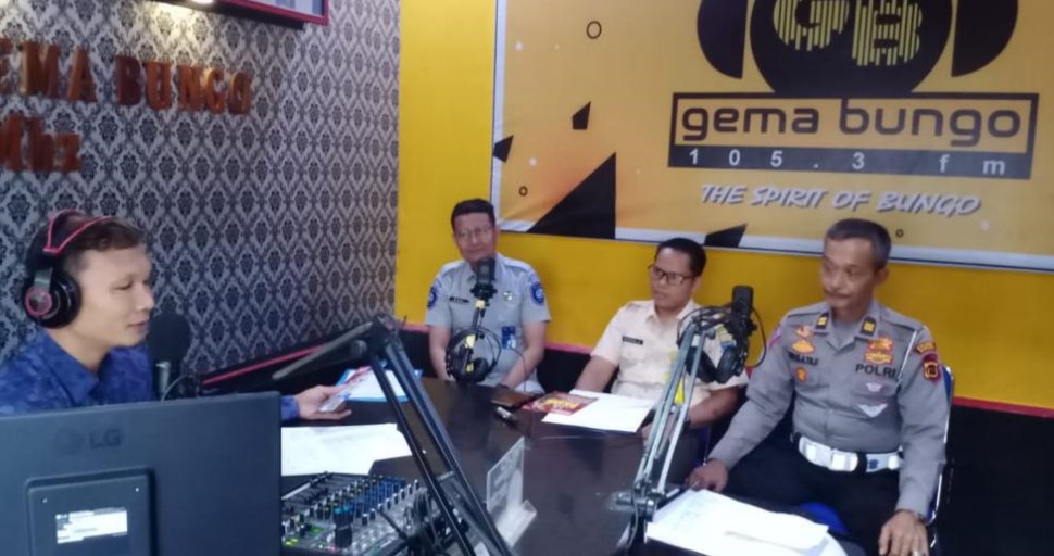 Mengudara di Radio Gema Bungo Jasa Raharja dan Tim Samat Informasikan Pajak Kendaraan 