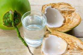 Menjaga Hidrasi Tubuh dan Lebih dari Sekadar Pelepas Dahaga, Ini 3 Manfaat Minum Air Kelapa 