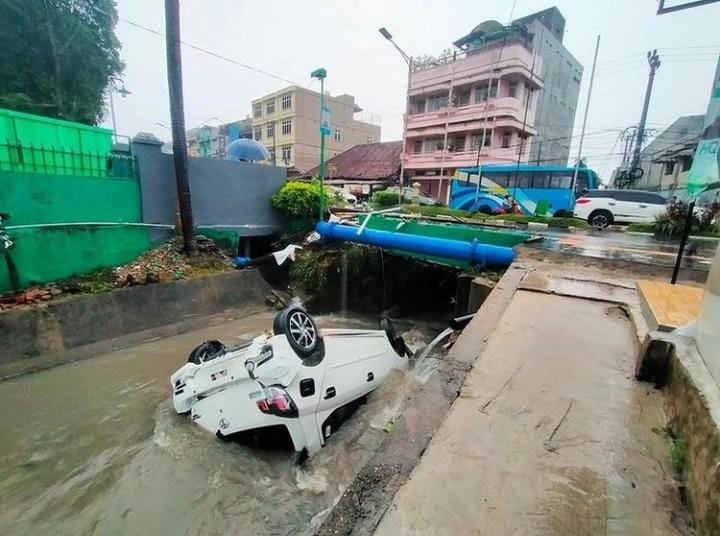 Diduga Pengemudi Mabuk, Sebuah Mobil di Kota Jambi Terjun Ke Selokan Air