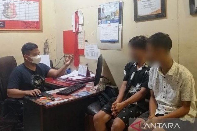 Palak Pengunjung di Pantai Padang, 2 Pemuda Diringkus Polisi
