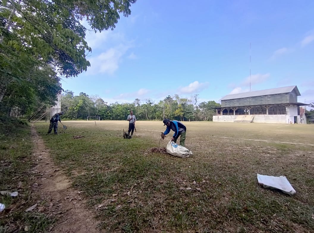 Satgas TMMD ke 121 Kodim 0415/Jambi bersama Masyarakat Gotong Royong Berihkan Lapangan Sepak Bola Bajaw