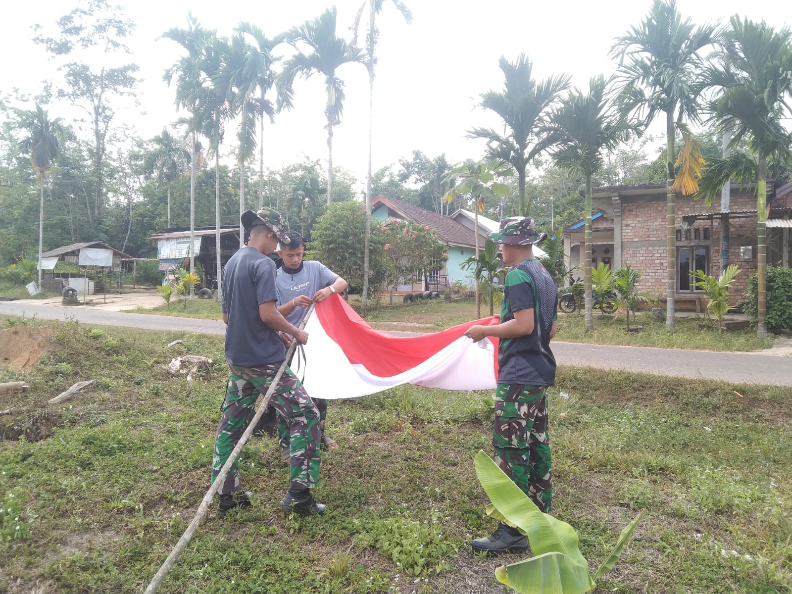 Satgas TMMD ke-121 Kodim 0415/Jambi Keliling Desa Ajak Warga Kibarkan Bendera Merah Putih