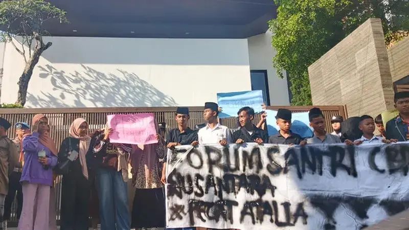 Santri Geruduk Rumah Atalia Praratya, Protes Pernyataan Soal Pembangunan Ulang Ponpes Al Khoziny