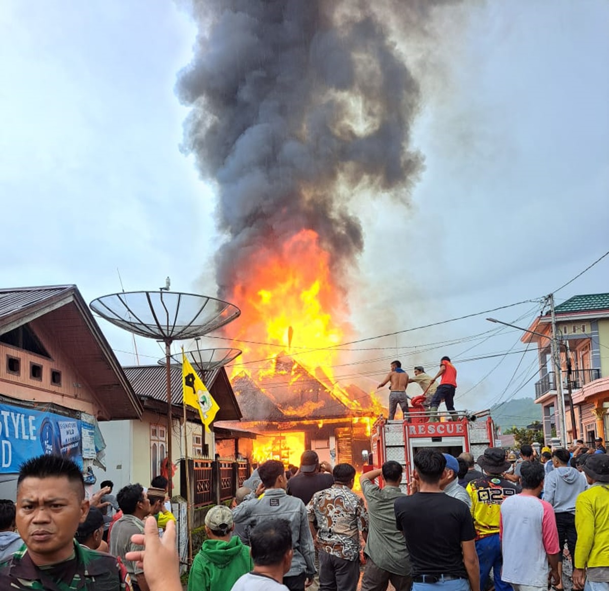 Sedang Gelar Resepsi Pernikahan Anak, Rumah Warga Lempur Kerinci Kebakaran