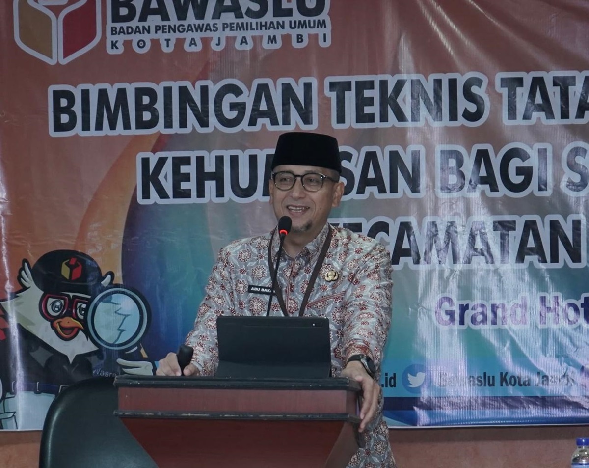 Kadis Kominfo Kota Jambi Presentasikan Kiat Kehumasan Pada Bimtek Panwascam se-Kota Jambi