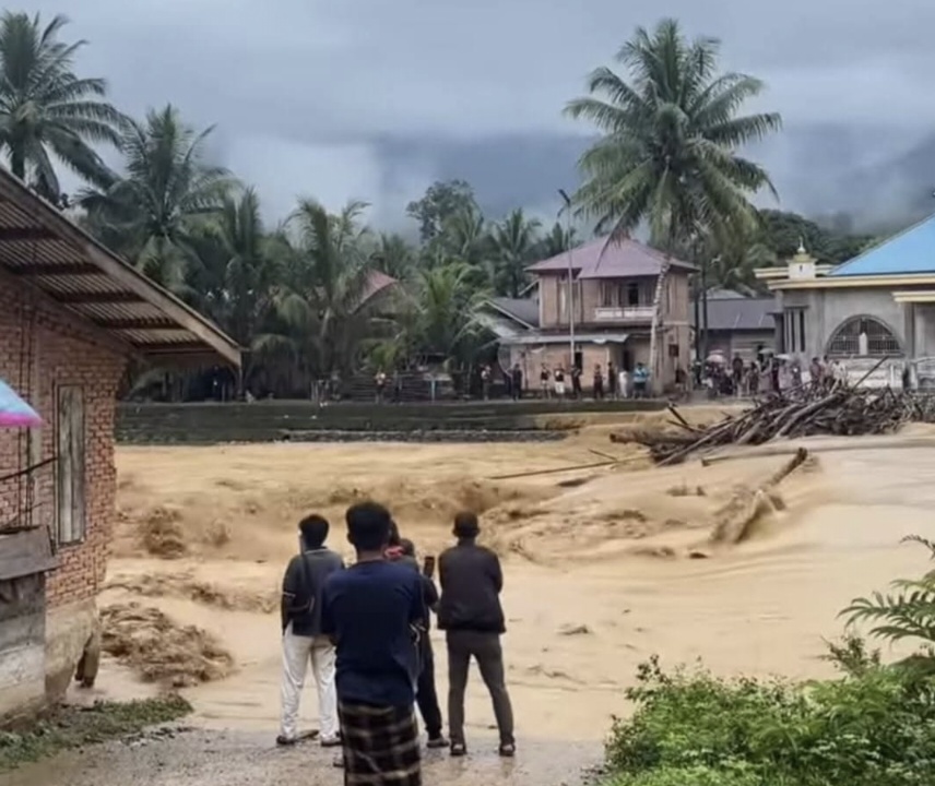 Hujan Lebat! Sungai Batang Bungo Meluap, Longsor di 18 Titik Sepanjang Jalan Pelayang-Limbur Lubuk Mengkuang 