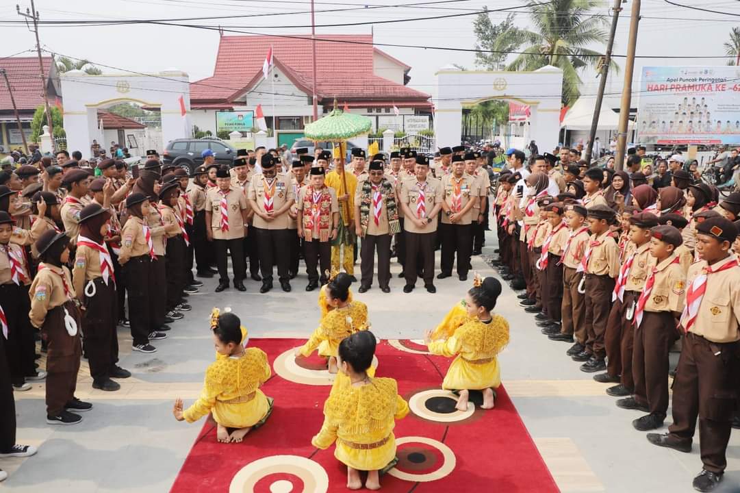 Bupati Tanjabbar Terima Penghargaan Lencana Melati Pada Peringatan Hari Pramuka Ke-62 Provinsi Jambi