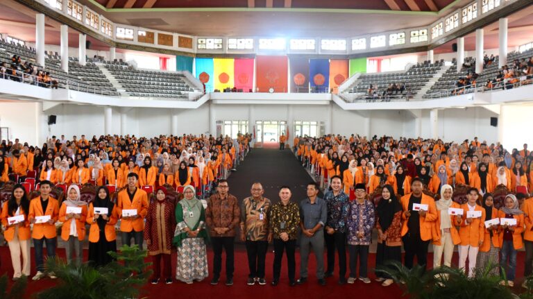 UNJA Serahkan Buku Tabungan KIP-K 2024 Untuk 1.288 Mahasiswa