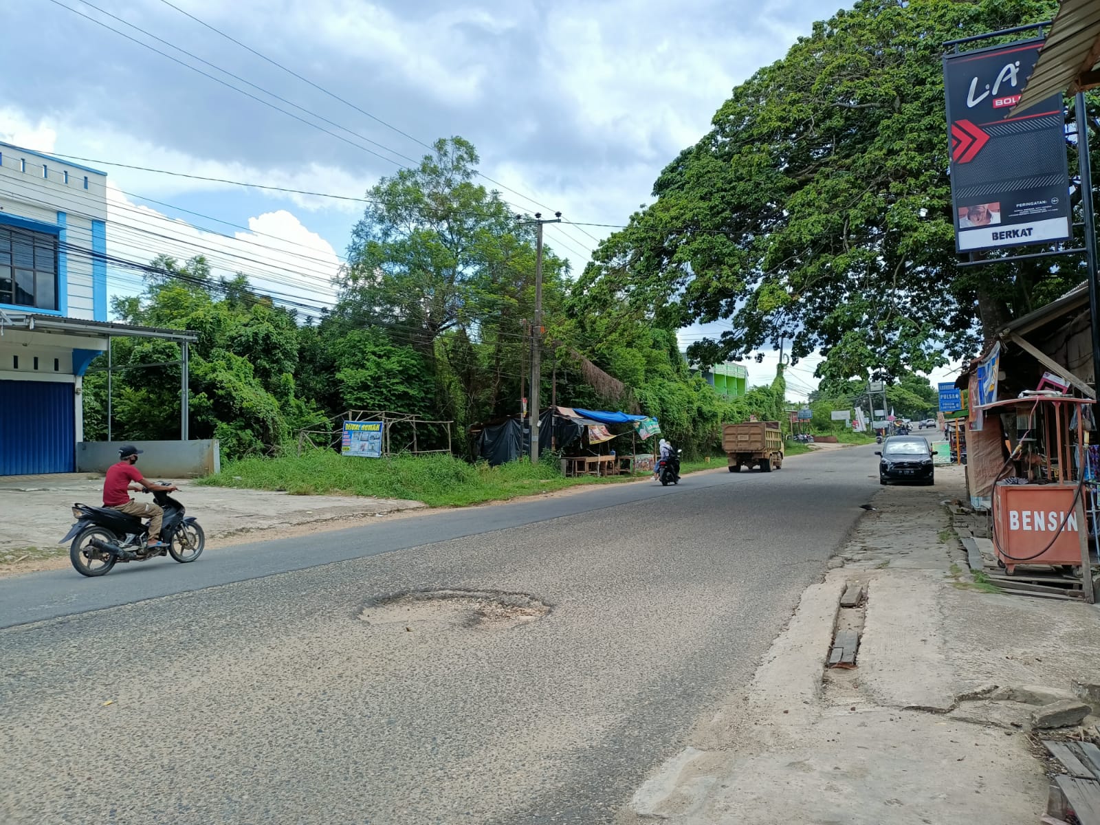 Pengendara di Kota Jambi Keluhkan Jalan Berlubang di Mayang