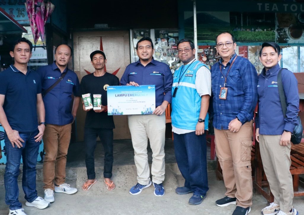 PLN Pulihkan Kelistrikan di Sungai Penuh dan Kerinci, Bagikan 1.600 Lampu Emergency dan Dorong Kota Energi