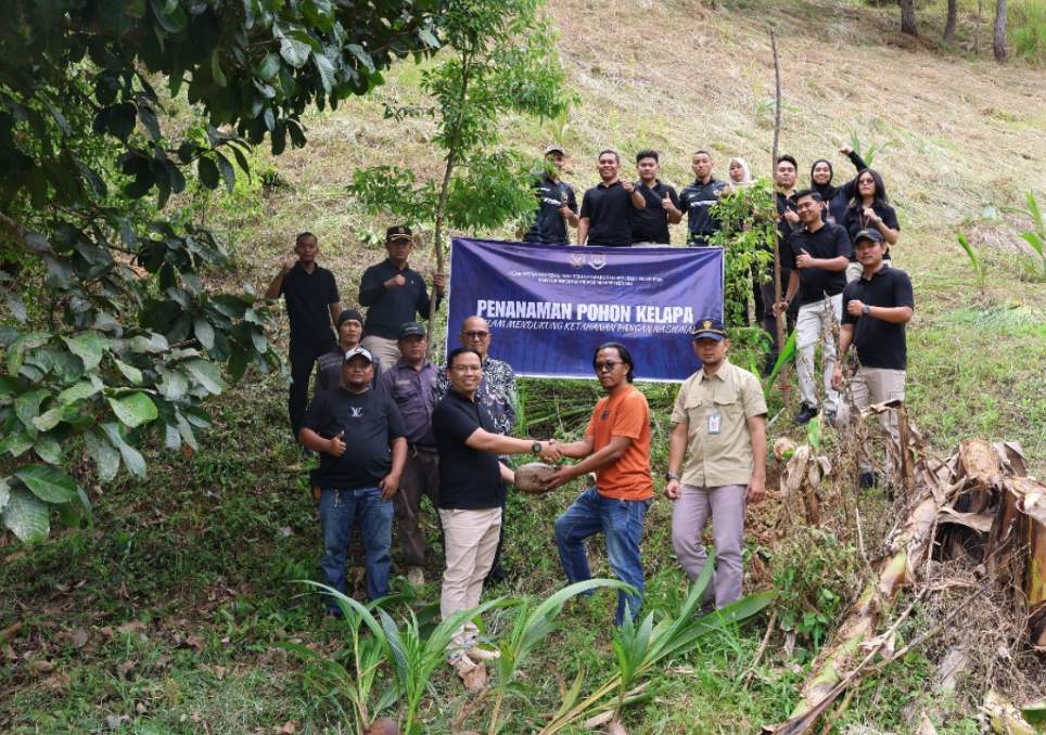 Imigrasi Kerinci Tanam 100 Bibit Kelapa, Wujud Nyata Dukungan Ketahanan Pangan Nasional