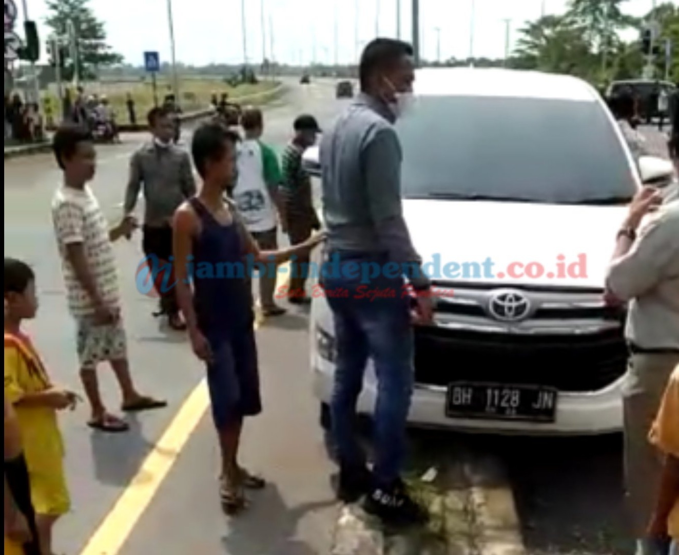 BREAKING NEWS! Mobil Rombongan DPRD Muarojambi Kecelakaan di Kayuagung