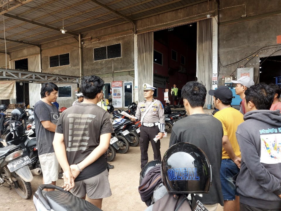 Operasi Zebra 2025, Ditlantas Polda Jambi Beri Pemahaman Tertib Berlalu Lintas ke Sopir Truk Gudang Shopee