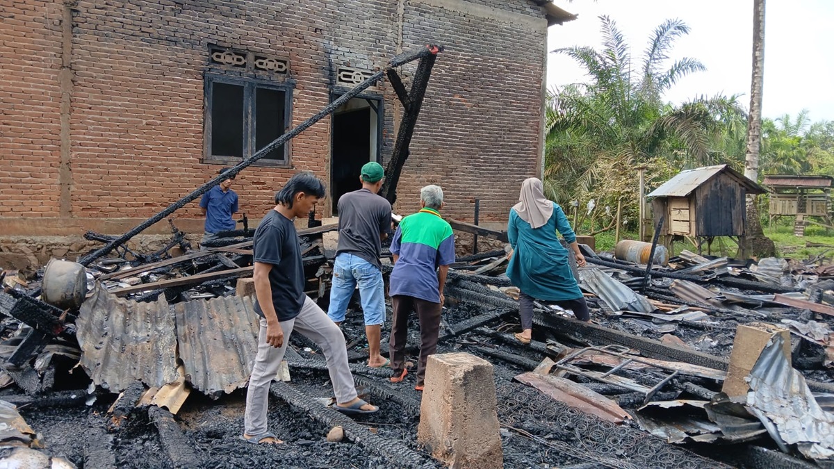 Kebakaran Hebat di Dusun Rantau Panjang, Dua Rumah Ludes Terbakar