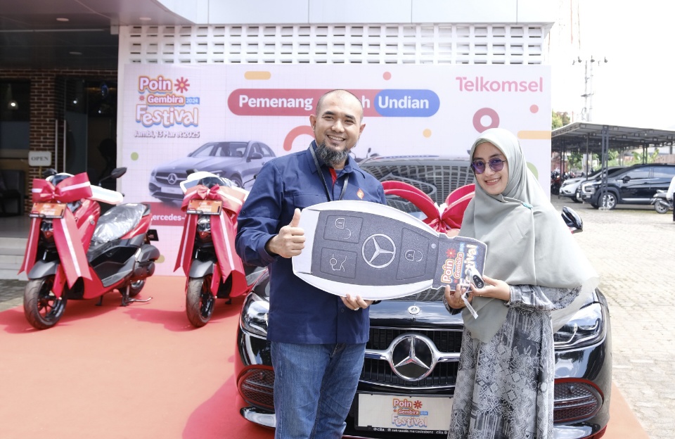 Setia 13 Tahun, Guru SMPN 11 Muaro Jambi Raih Mercedes-Benz C200 dari Telkomsel Poin Gembira Festival 2024