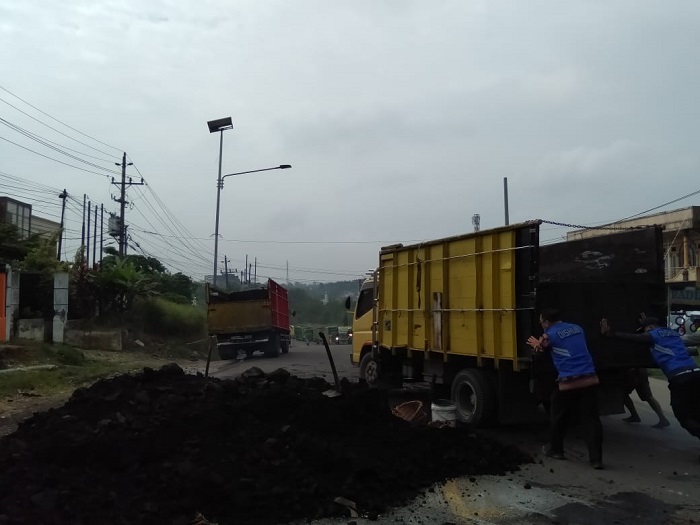Truk Batu Bara Terguling di Mendalo Muaro Jambi, 13 Ton Batu Bara Tumpah ke Jalan, Polisi: Over Kapasitas