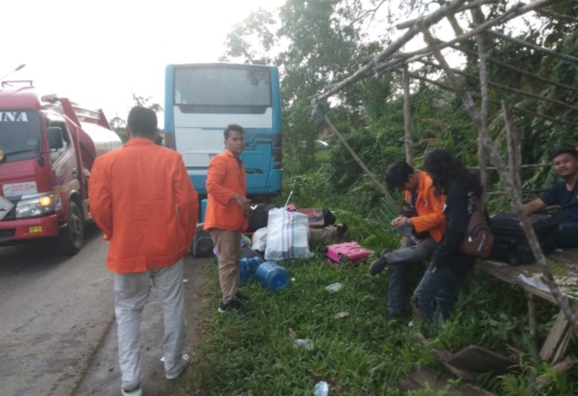 Bus Pengangkut Mahasiswa KKN Unja Terguling di Jalan Lintas Sumatra