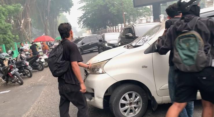 Massa Demo Karhutla Sempat Blokade Jalan Gubernur Jambi  ‎