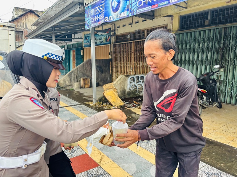 Polwan Polresta Jambi Tebar Kebaikan, Bagikan Takjil Gratis di Simpang Jelutung