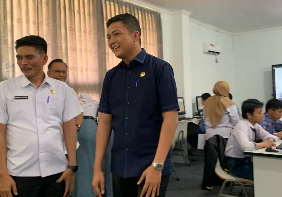 Ketua DPRD Jambi Pantau Langsung Tes CAT PPDB SMA Titian Teras, Pastikan Transparansi