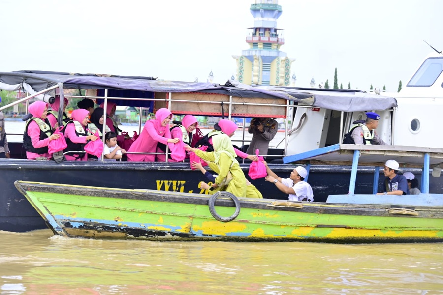 Berkah Ramadan, Bhayangkari Polairud Polda Jambi Bagikan Takjil untuk Nelayan dan Pengemudi Ketek