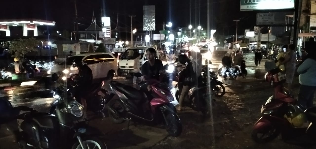 Jalan Simpang Pucuk Tergenang Air, Puluhan Motor Pengendara Mogok