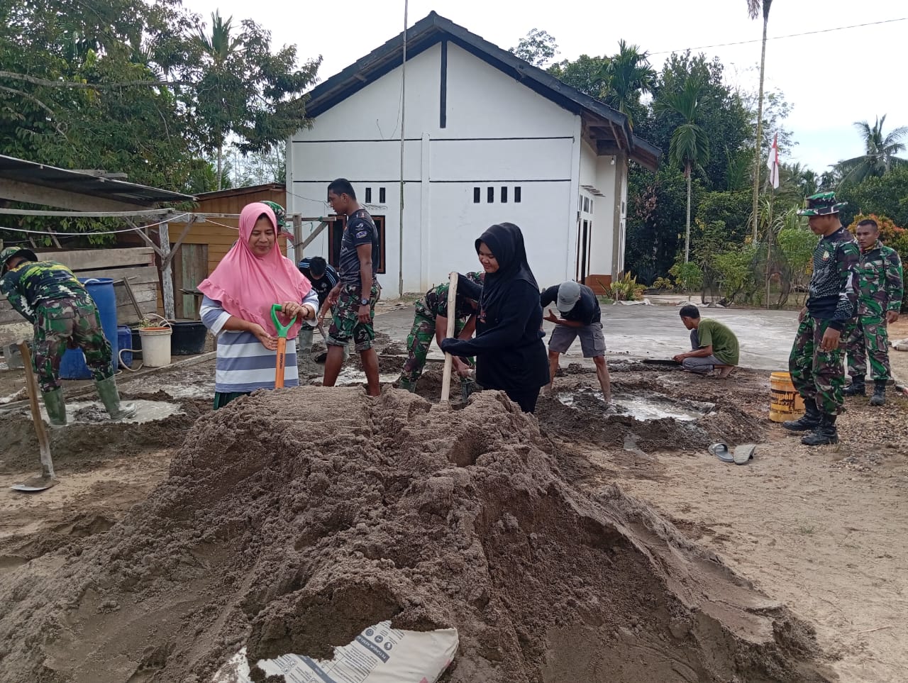 Satgas TMMD Bersama Mahasiswa Unja dan UIN Bergotong Royong Membangun Lapangan Badminton di Desa Suka Maju