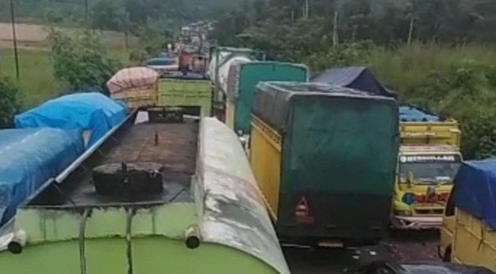 Makin Parah, Kemacetan Panjang Terjadi di Tembesi Akibat Truk Batu Bara, Sudah 2 Hari Tak Terurai