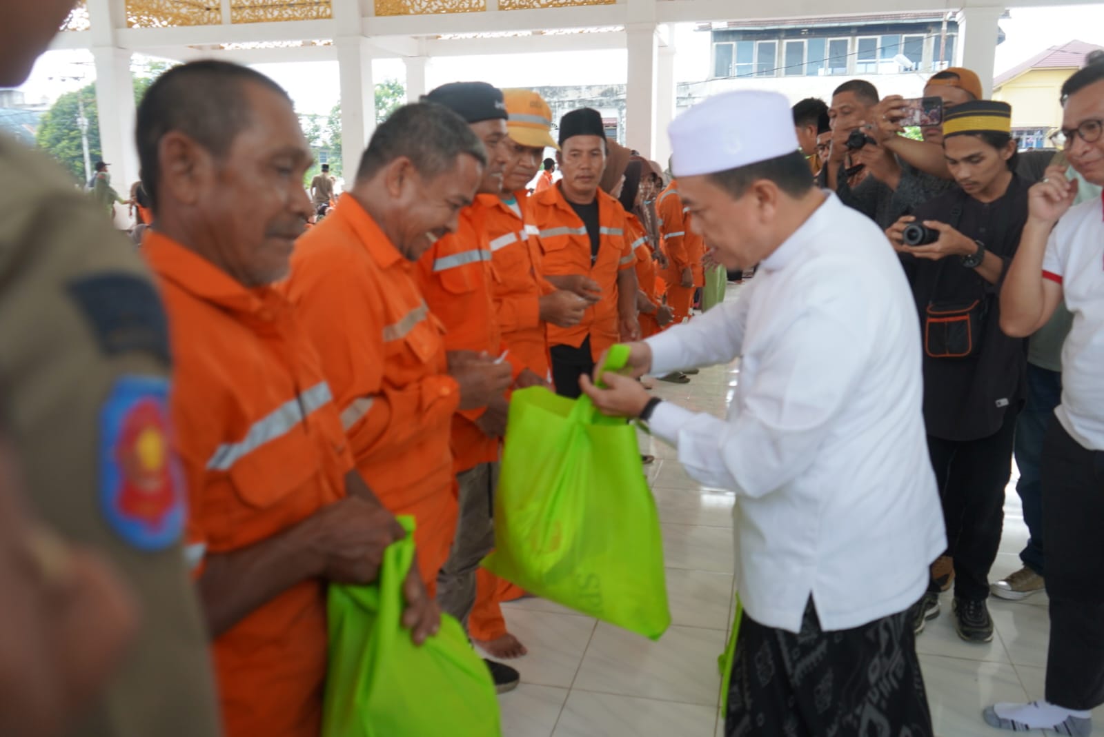 Gubernur Jambi Al Haris Berikan Bantuan Sembako Bagi Petugas Kebersihan Kota Jambi