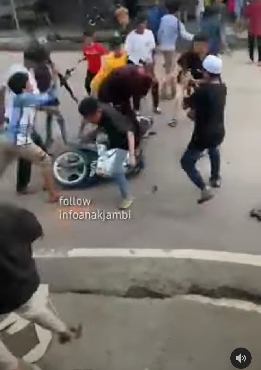 Seorang Pria di Kuala Tungkal Dikeroyok Sejumlah Remaja Pakai Kayu, Videonya Viral di Instagram