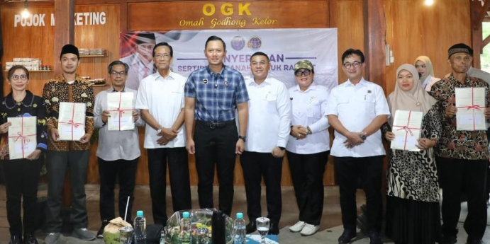 Dampingi Menko AHY Serahkan Sertipikat di Gunungkidul, Wamen Ossy: Ini Wujud Nyata Kolaborasi