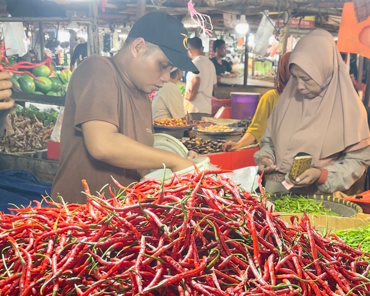 Jelang Lebaran, Harga Cabai Merah di Pasar Angso Duo Jambi Turun