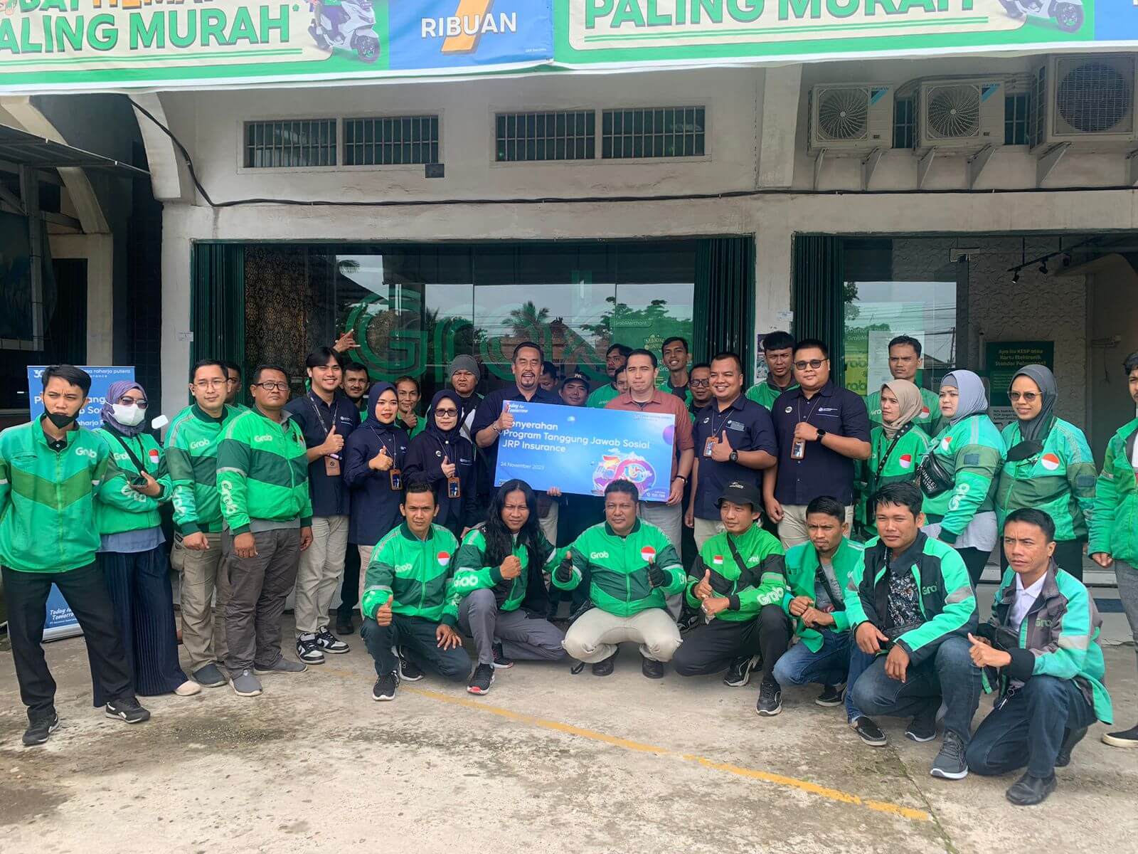 HUT ke 30 Tahun, Jasa Raharja Putera Serahkan CSR, Beri Bantuan ke Pengemudi Ojol 