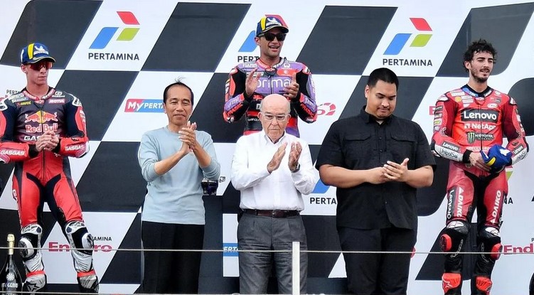 Jokowi Serahkan Trofi di MotoGP Mandalika 2024, Jorge Martin Raih Juara!