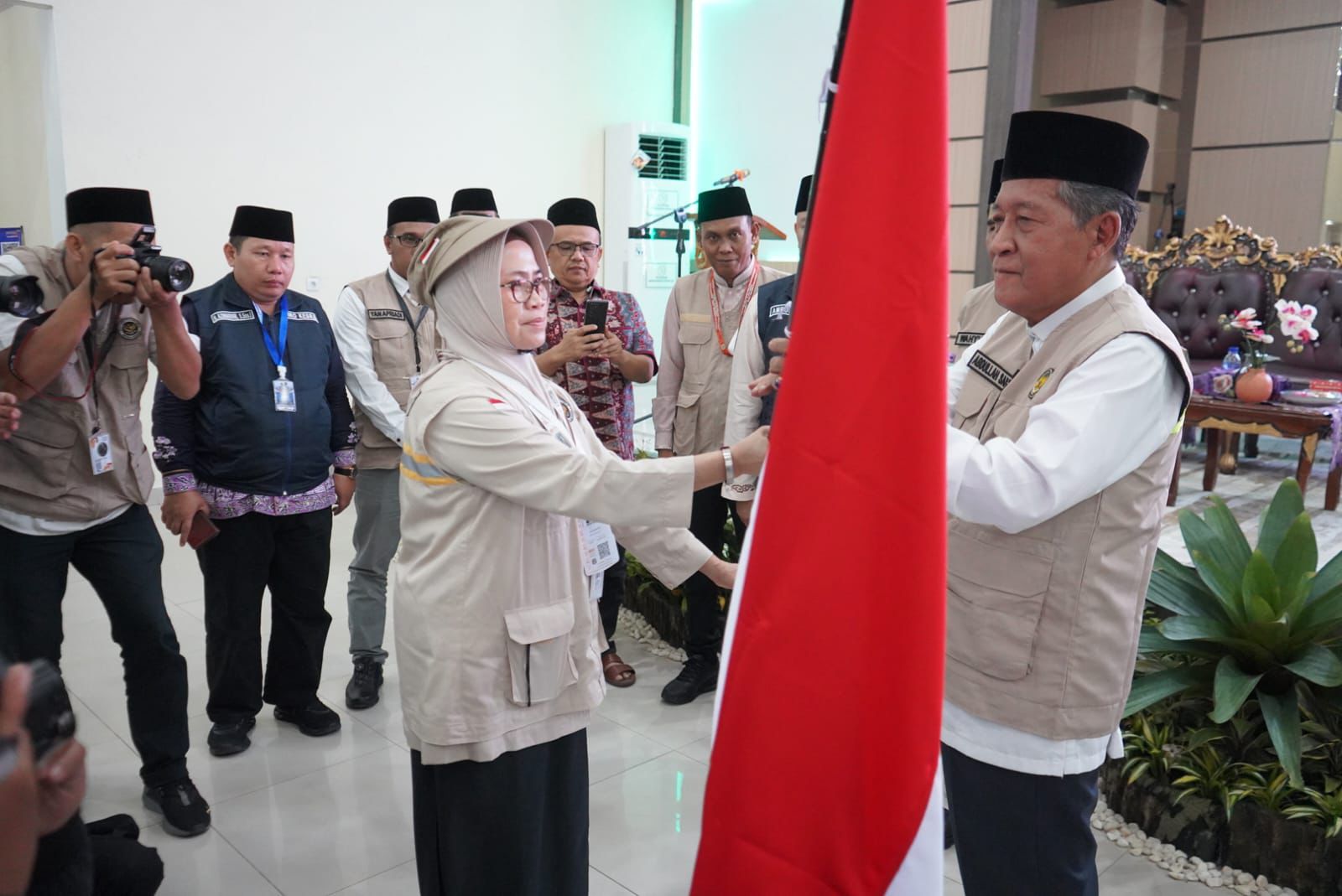 Wagub Abdulah Sani Lepas 44 Jemaah Haji Kloter 20 Jambi- Muaro Jambi 