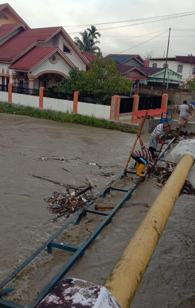 Pipa PDAM Hambat Saluran Air Sungai Batang Merao Kerinci, Jadi Salah Satu Penyebab Banjir 