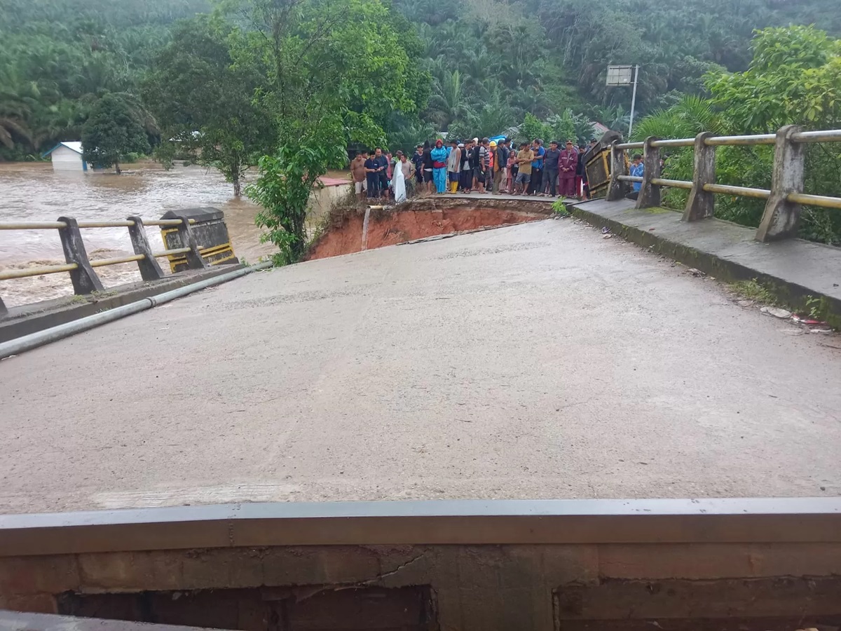Banjir di Bungo, Jembatan Putus Tak Bisa Dilewati Kendaraan