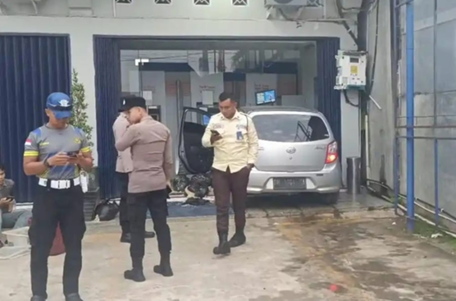 Daihatsu Ayla Berisi Toge dan Tempe Seruduk ATM di Tebo