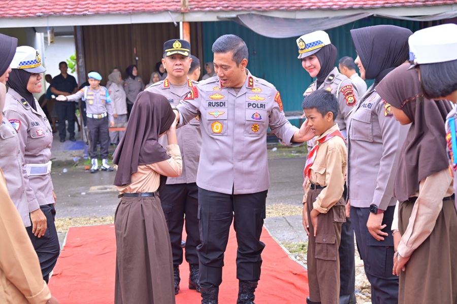 Momen Kebahagiaan Kapolda Jambi Saat Menyapa para Pelajar, di Peletakan Batu Pertama SPPG