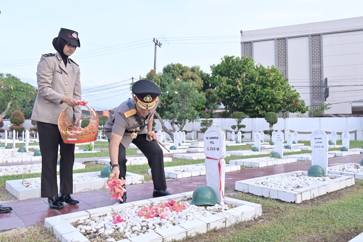 Sambut Hari Bhayangkara ke-78, Kapolda Jambi Pimpin Upacara Tabur Bunga di TMP Satria Bakti